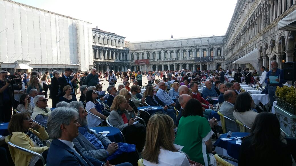 pubblico seduto in piazza San Marco