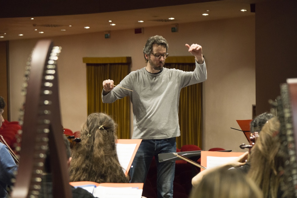 Pierluigi Piran dirige le prove d'orchestra