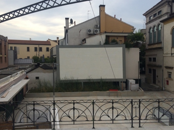 la corte aperta fra Toniolo e Galleria Barcella