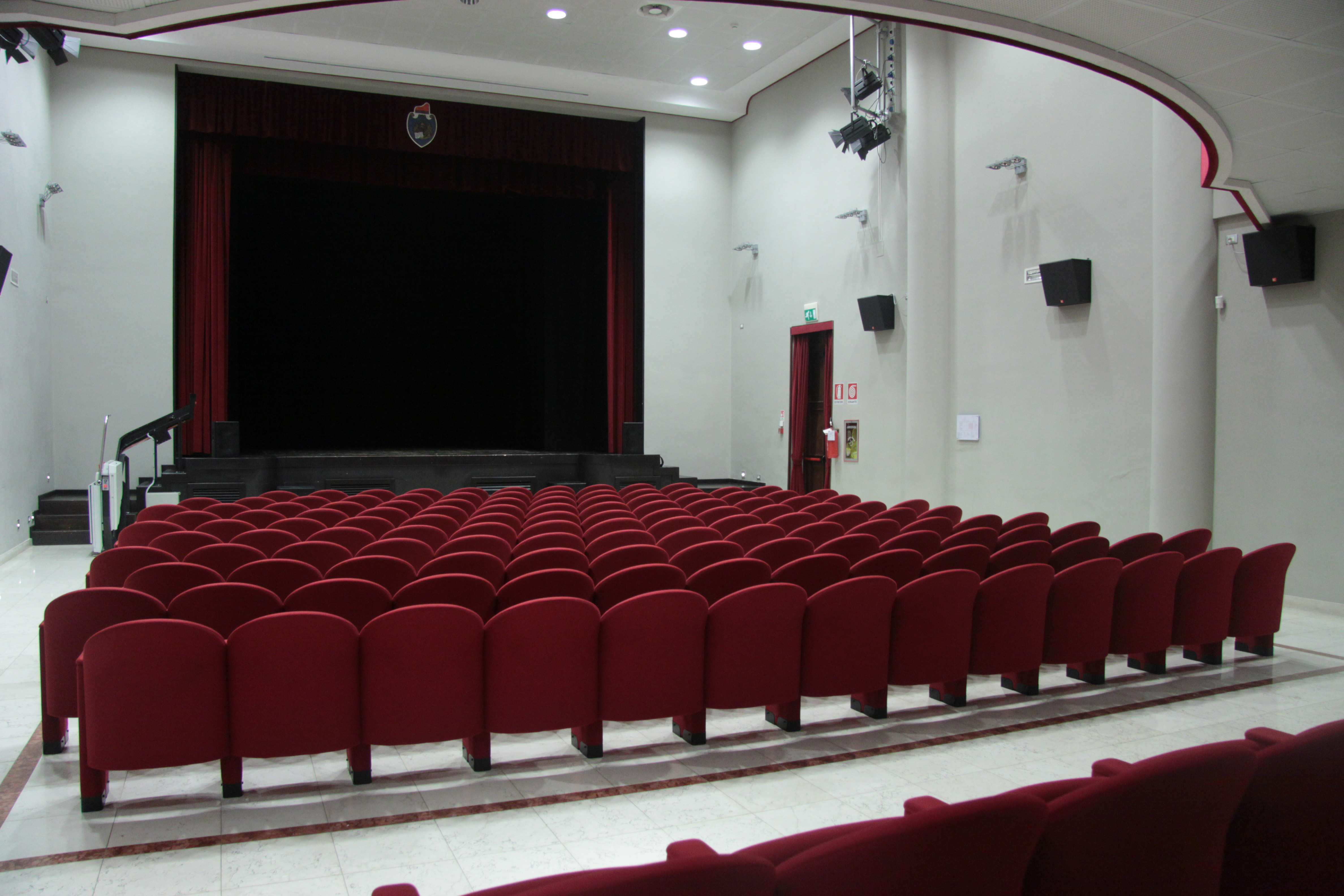 interno teatro, vista platea e palcoscenico da sinistra