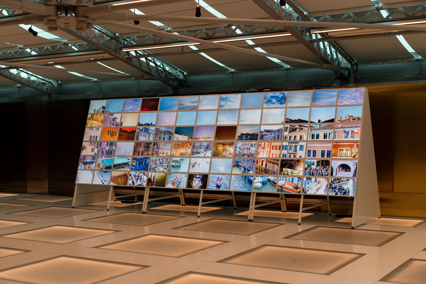 Insieme di decine di foto unite a mo di mosaico su un enorme espositore