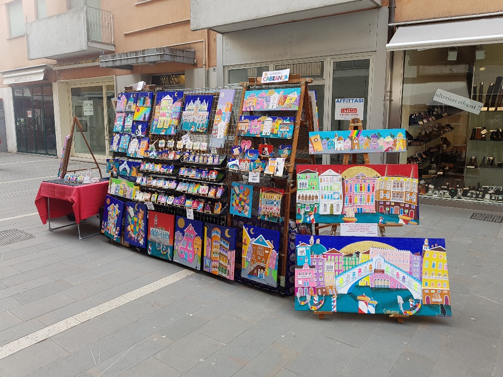 Quadri esposti all'aperto in una via cittadina
