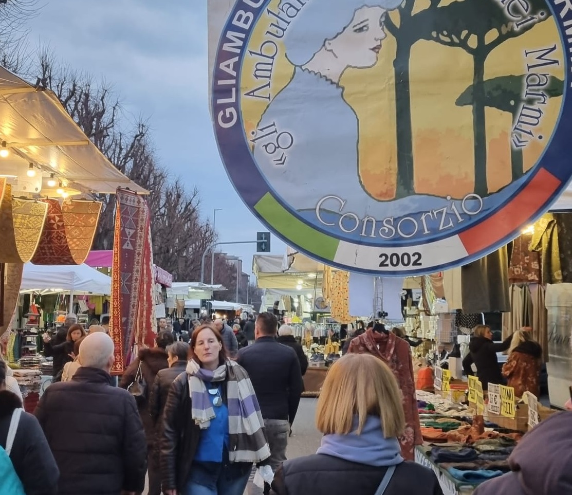 Folla tra i banchi di un mercato all'aperto