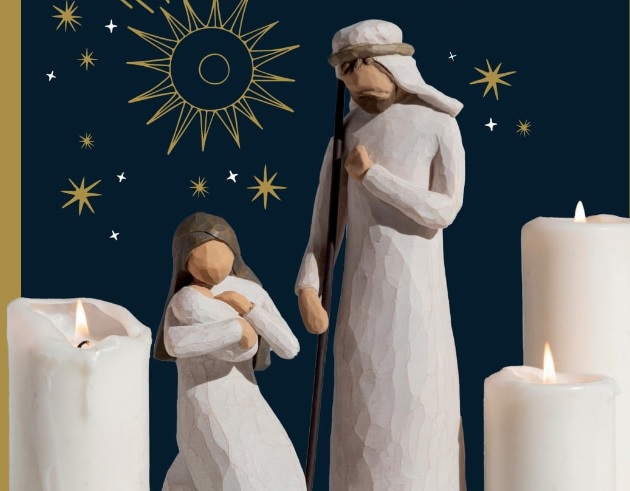 Statuine della Sacra Famiglia tra tre ceri; dietro, un cielo stellato