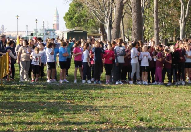 Bambine al nastro di partenza di una gara di corsa campestre