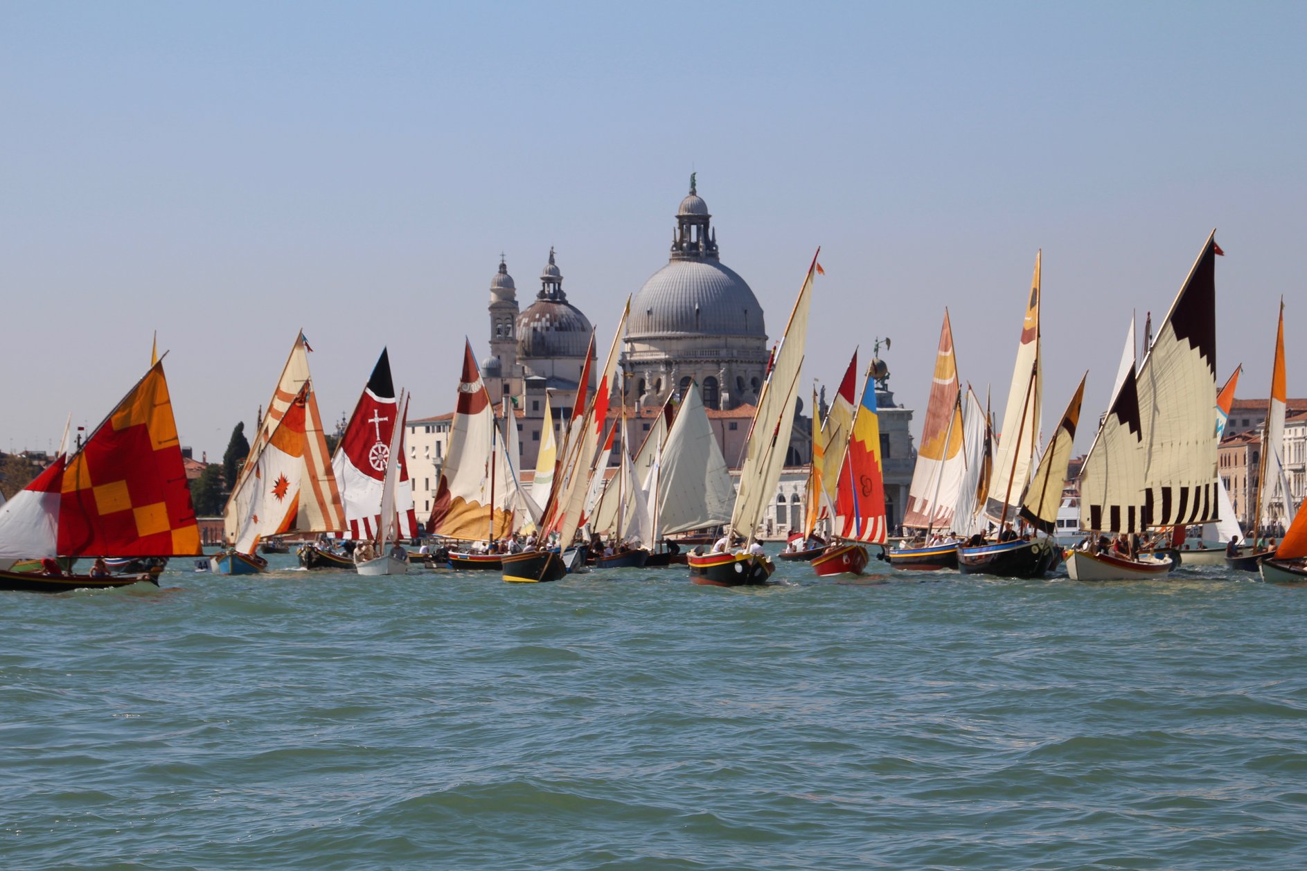 Imbarcazioni a vela con Venezia sullo sfondo