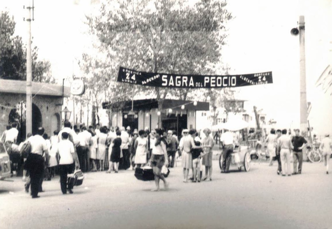 Vecchia foto in b/n che ritrae numerose persone che stanno per entrare alla Sagra del Peocio