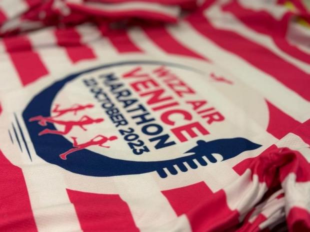 Logo della Venicemarathon: atleti stilizzati che corrono su una strada che diventa gondola