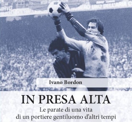 Vecchia foto (anni '70 circa) di un portiere che esce in presa alta. Sotto, il titolo del libro