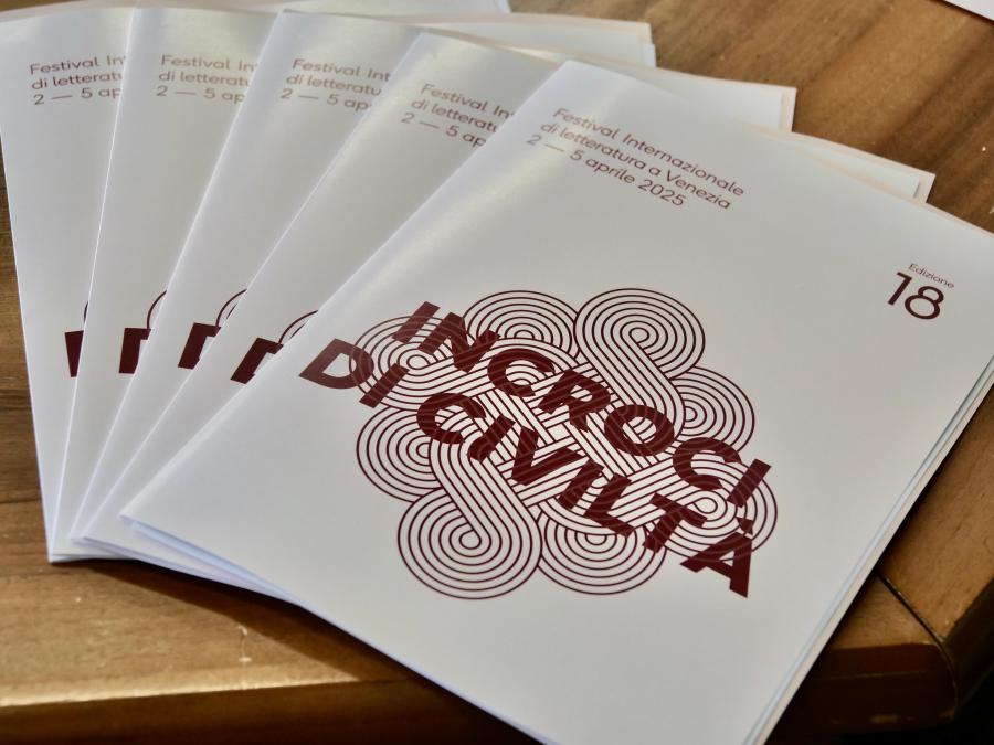 Cartelline con il logo "Incroci di civiltà" disposte a ventaglio su di un tavolo