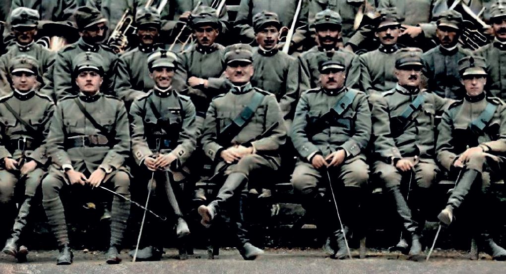 Foto di soldati italiani della Seconda guerra mondiale in posa su tre file