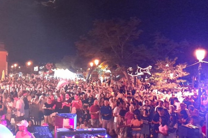 Folla a una festa notturna estiva all'aperto