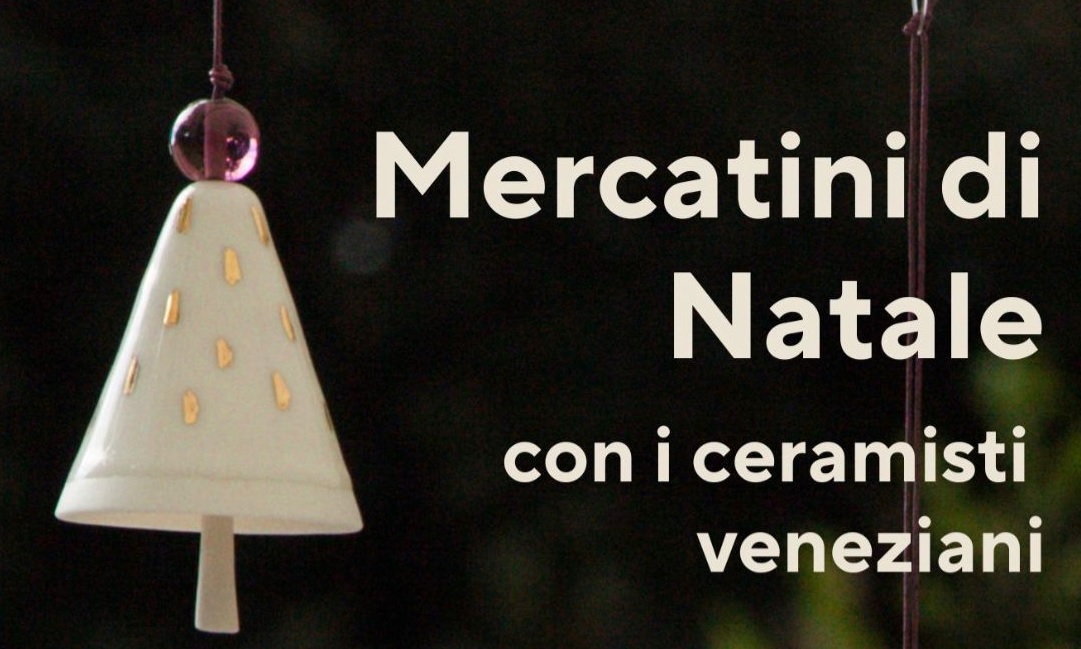 Composizione grafica: a sx albero di Natale in ceramica; a dx titolo dell'evento