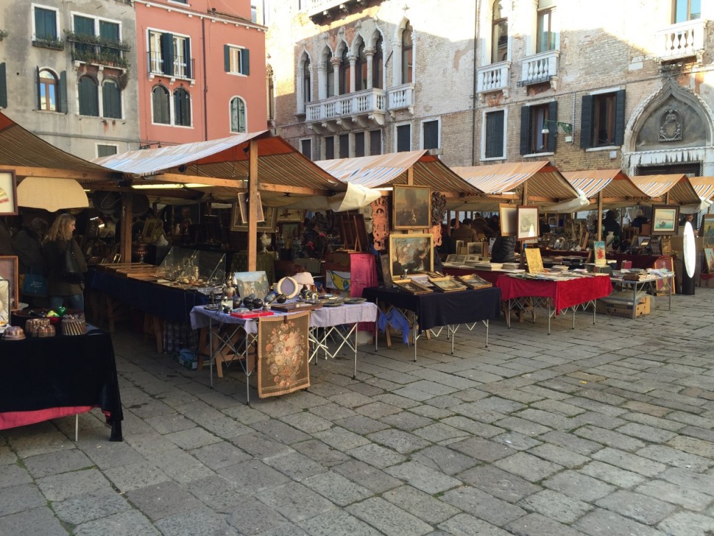 Banchetti con merci in un campo di Venezia