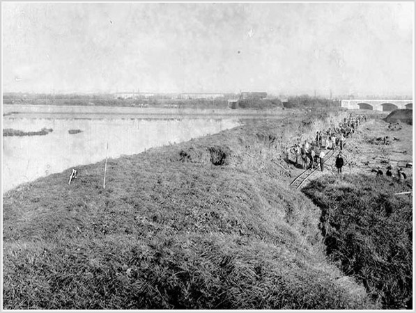 Porto Marghera - Costruzione dei primi banchinamenti in zona San Giuliano. 1919 ca