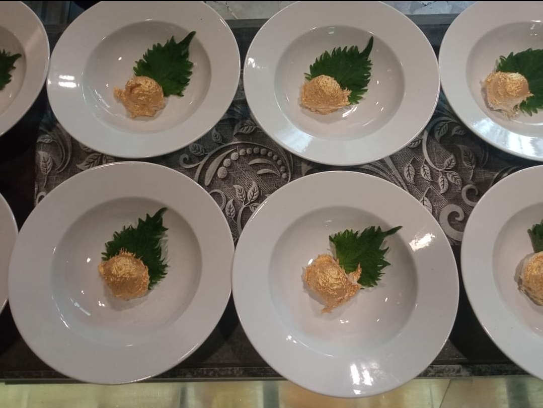 Sei piatti con cibo preparato in modo artistico