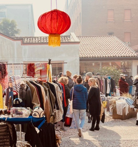 Persone a un mercatino di abiti all'aperto