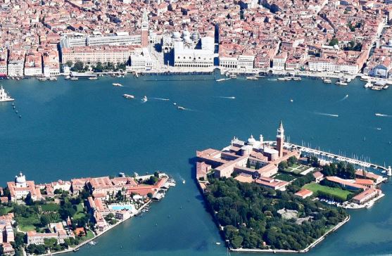 Veduta area di Venezia, con l'Isola di San Giorgio e la punta orientale dell'isola della Giudecca in primo piano