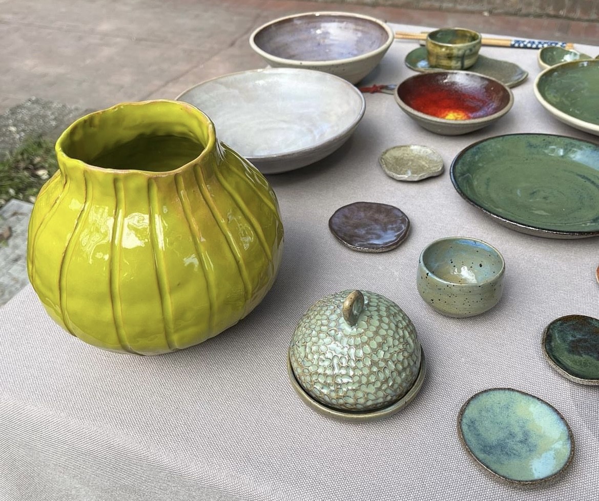 Vasi e piatti in ceramica