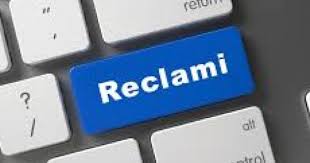 Dettaglio tastiera computer con scritta "Reclami" su tasto shift