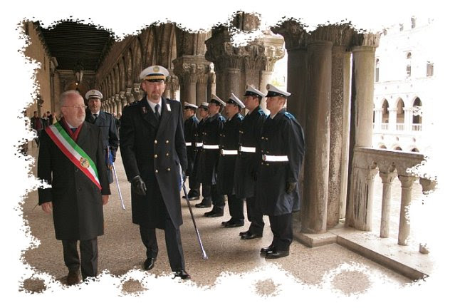 Il Sindaco di Venezia ed il Comandante della Polizia Locale passano in rassegna lo schieramento