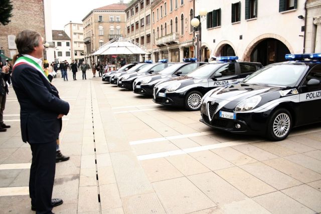 Il Sindaco di venezia osserva le nuove auto della Polizia Locale