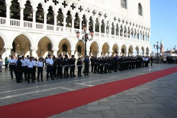 Operatori di Polizia Locale schierati in Piazza San Marco