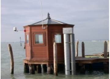 Vista sulla Laguna di Venezia della Stazione di rilevamento dati livello di marea  a Murano