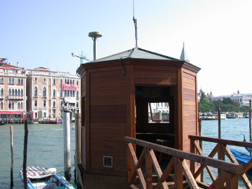 Vista sul Canale Grande della Stazione di rilevamento dati livello di marea a Venezia