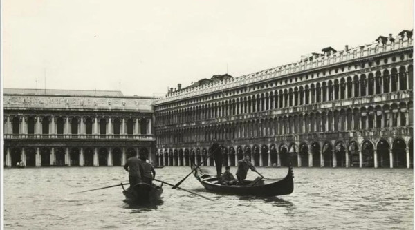 foto d'epoca 1966 di piazza san marco completamente sommersa d'acqua