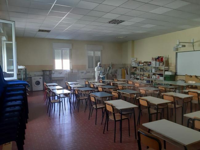 2 giugno. Una squadra di volontari disinfestatori partita ieri per Solarolo è impegnata nella sanificazione di una scuola.