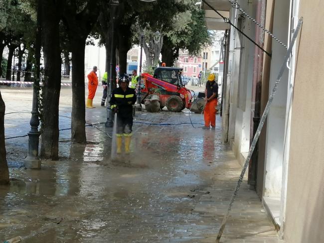 23 Settembre- continua incessante il lavoro di pulizia delle strade dal fango