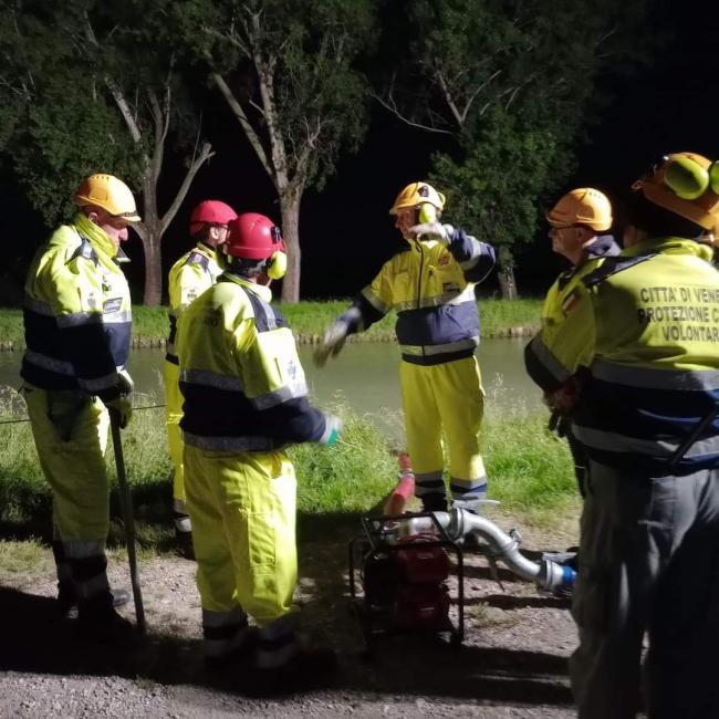 I volontari sono impegnati in un addestramento notturno uso motopompe