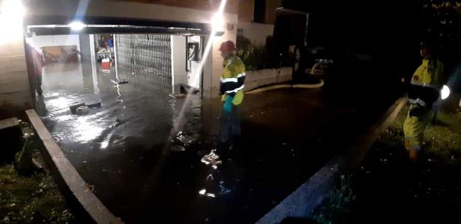 18 maggio 2024. I volontari con ausilio di motopompe stanno prosciugando l'acqua che è entrata in  un garage