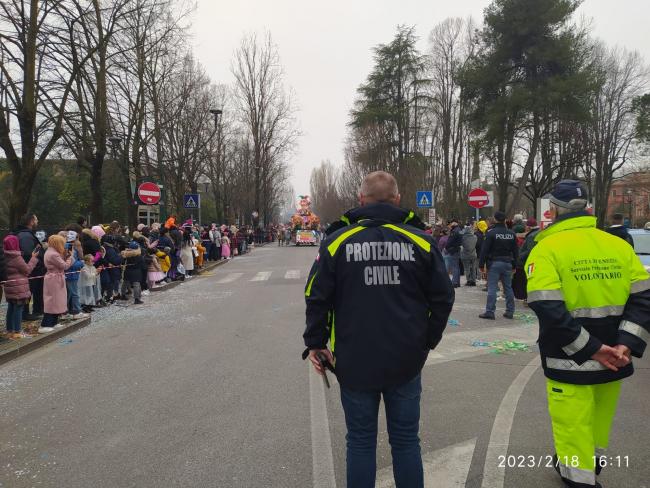 19 Febbraio. La Protezione civile presta assistenza al passaggio dei carri di Marghera