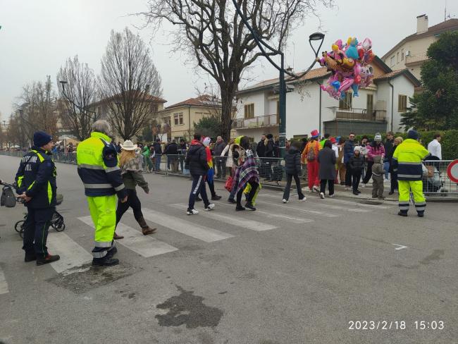 I Volontari danno supporto ai cittadini al transito pedonale durante la sfilata dei carri