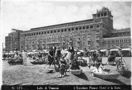 Fotografia della spiaggia dell'Hotel Excelsior a inizio XX secolo (foto F. Forni, Archivio Starwood Hotels)