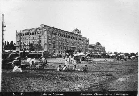 Fotografia dell'Hotel Excelsior a inizio XX secolo (foto F. Forni, Archivio Starwood Hotels)