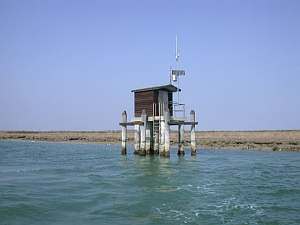 Vista sulla Laguna di Venezia della Stazione di rilevamento dati livello di marea a Venezia località Saline