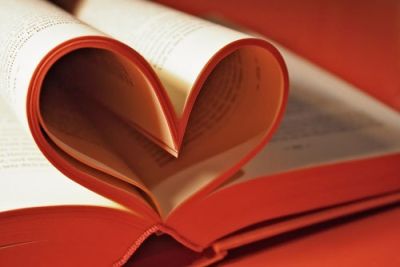 pagine del libro piegate a forma di cuore
