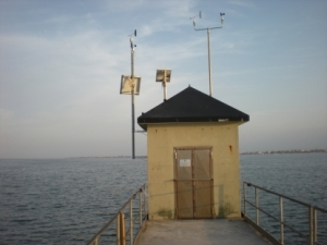 Vista sulla diga sud di Chioggia della Stazione di rilevamento dati livello di marea